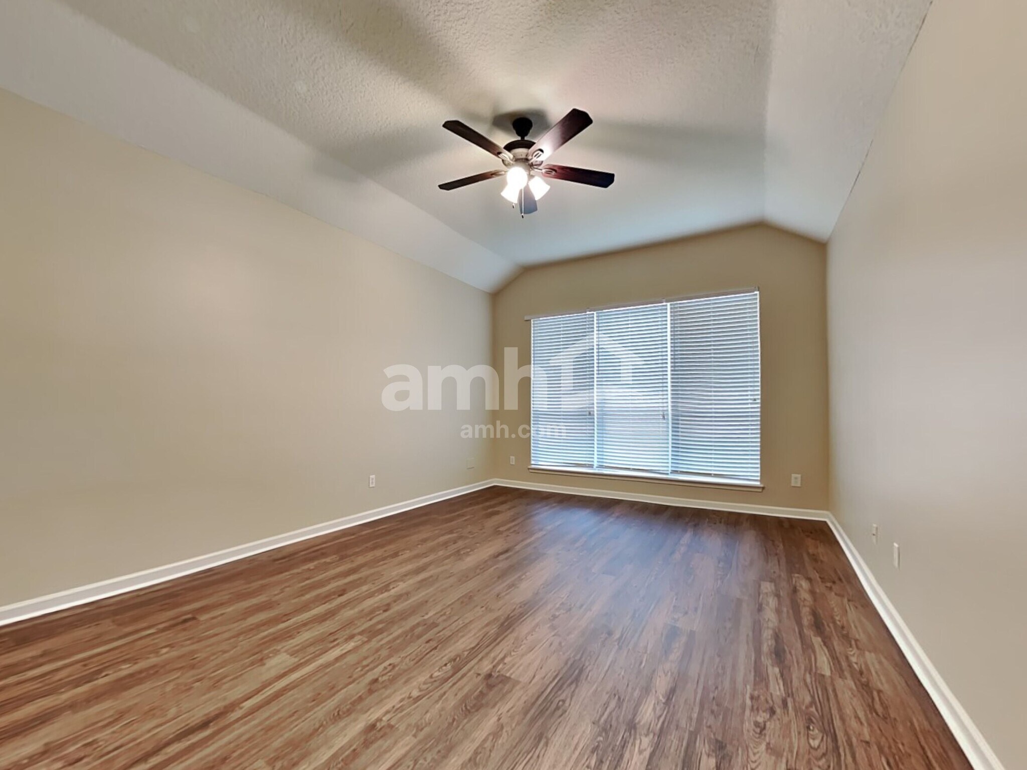 Building Photo - 890 Thoroughbred Dr