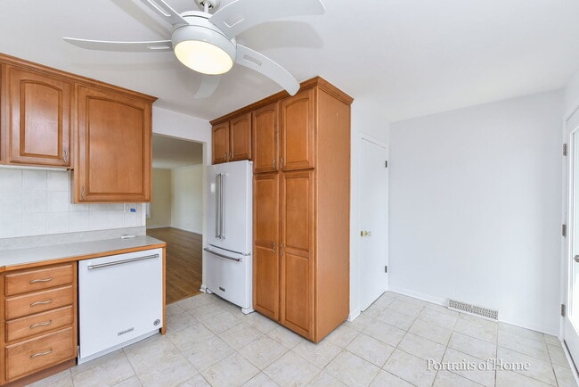 Building Photo - 591 S Grace St