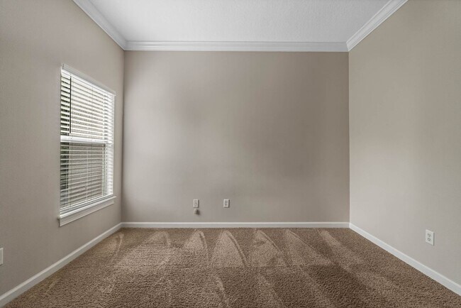 Building Photo - Around the Corner to Avalon Park Towncente...