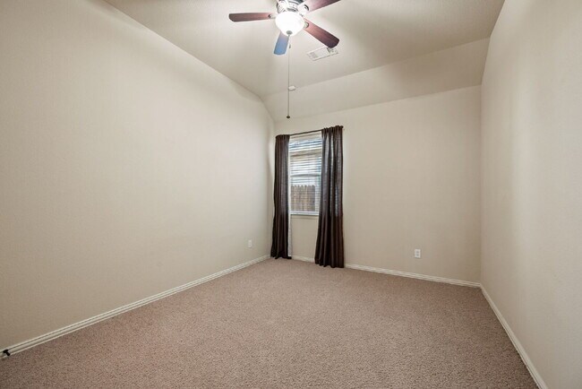Building Photo - This one checks all the boxes—location, la...