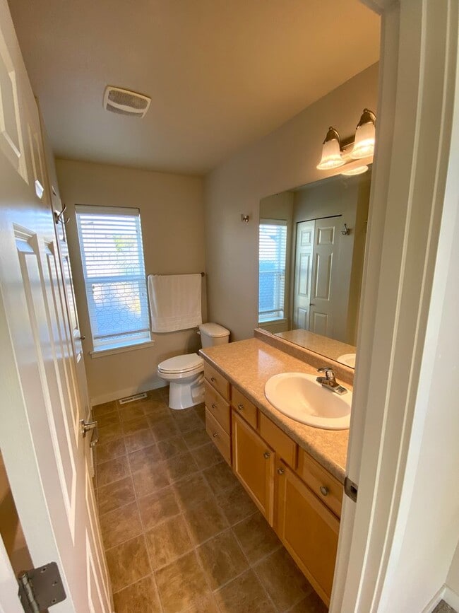 Building Photo - 2 bed/2.5 bath Townhouse in Caldara at the...