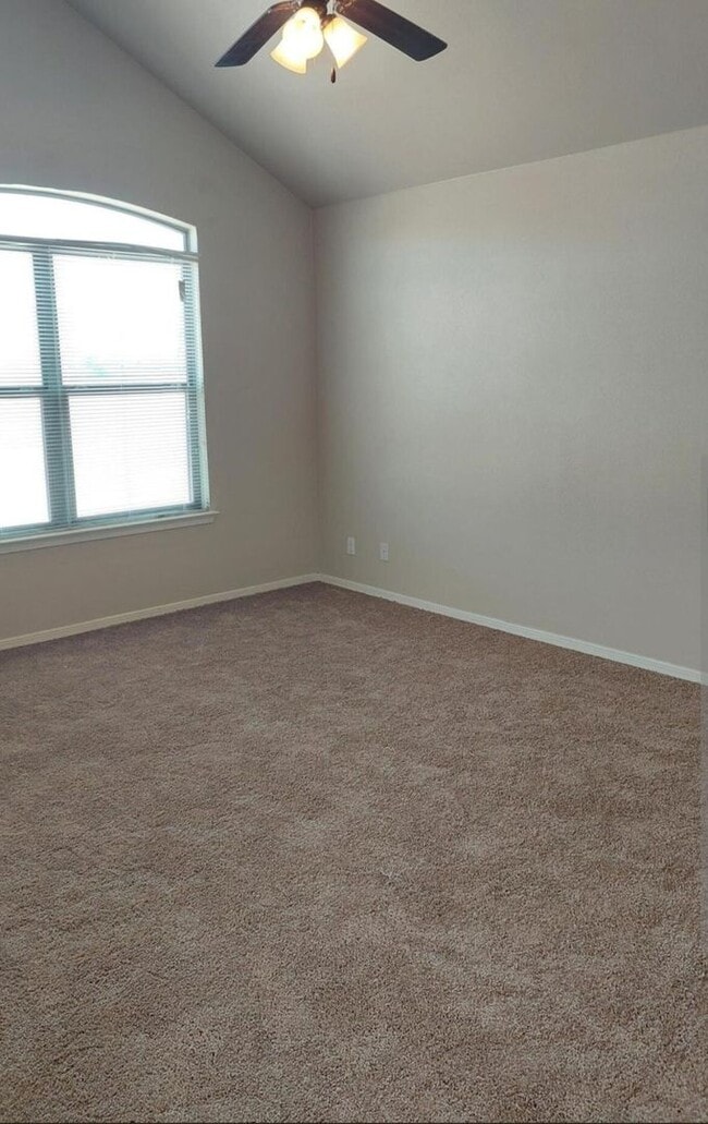 Building Photo - 3 bedroom 2 bathroom beautiful rental ! Available November