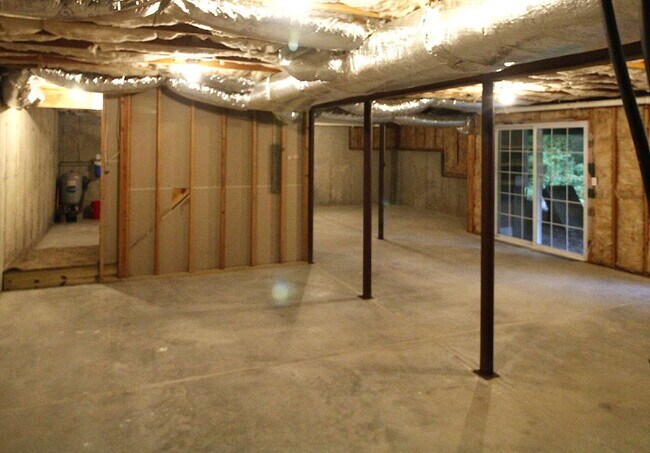 Building Photo - Privacy, Space, and Modern Comfort in Salem