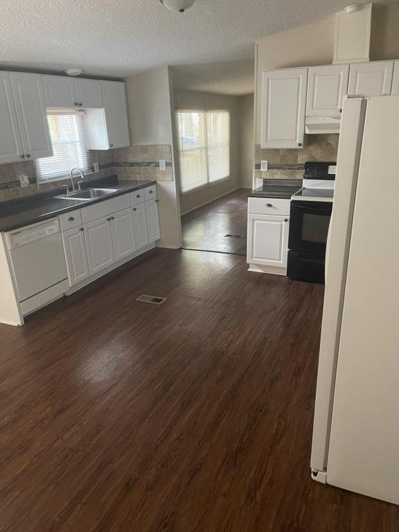 Building Photo - 135 Emily St