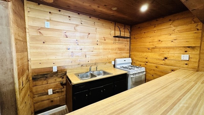 Building Photo - 1+ Bed in Idyllwild