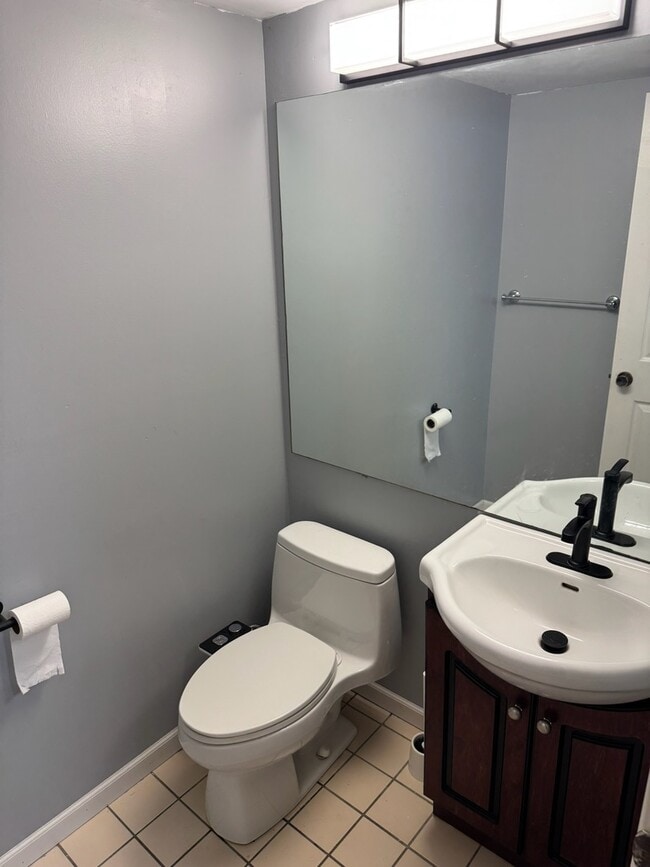 Building Photo - 2404 Kenmore Ct