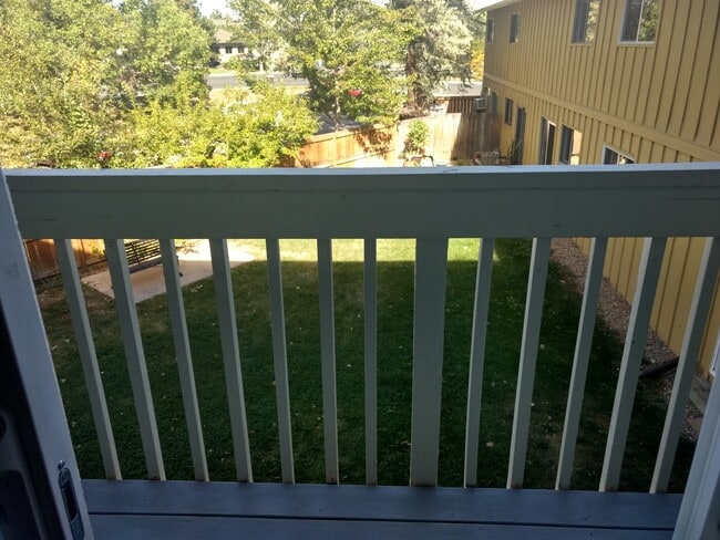 Building Photo - Updated 2 Bed 1 Bath Townhouse close to downtown Louisville