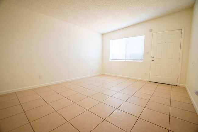 Building Photo - 3 Bedroom, 2 Bath Home, 1 Car Garage, Large Fenced Yard!
