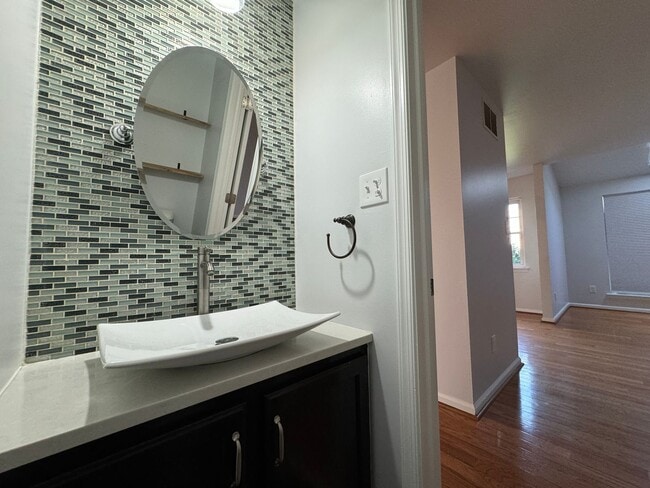 Building Photo - THREE BEDROOM  w Finished Basement- PARKLA...