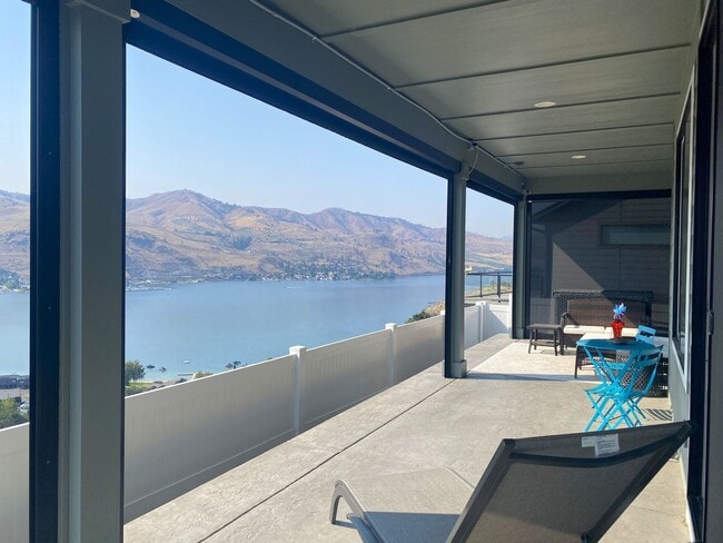Building Photo - 3 Bedroom, 2 Bath with Spectacular Views o...