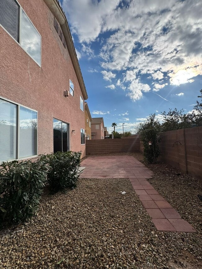 Building Photo - **Spacious 4-Bedroom Home in the Southwest!**