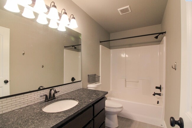 Building Photo - 4 Bed/2.5 Bath + an Office in Kennewick