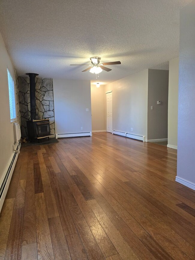 Building Photo - Cute end unit townhome 3-bedroom 2 baths in Thornton.