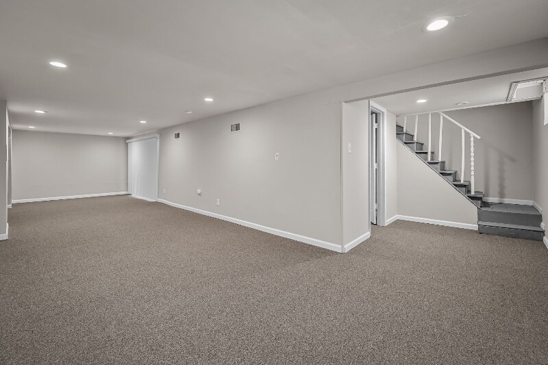 Building Photo - 807 Thomas Ave