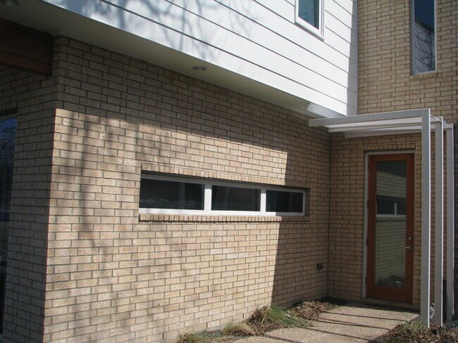 Building Photo - UT PRE-LEASE: 2009 Constructed 6 Bedroom / 3 Bath Home with Hot Tub - Open floor plan / Great Kit...