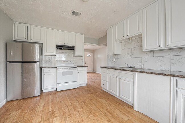 Building Photo - 4910 Paradise Ln