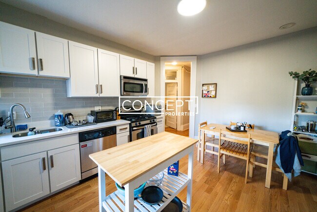 Building Photo - 98 Calumet St