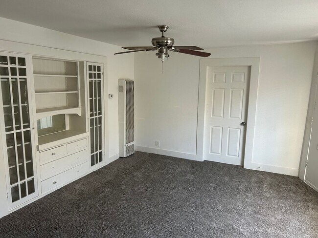 Building Photo - 3 Bedroom Unit Available Now!!