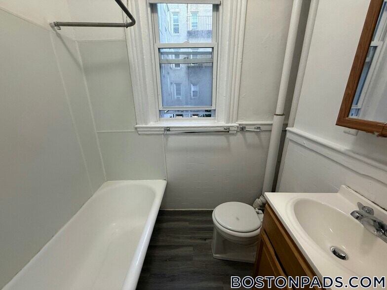 Building Photo - 1185 Boylston St