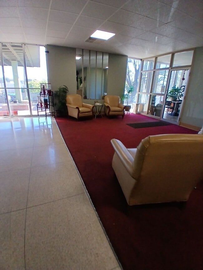 Building Photo - Premium 1-Bedroom in Gated Community: Move...