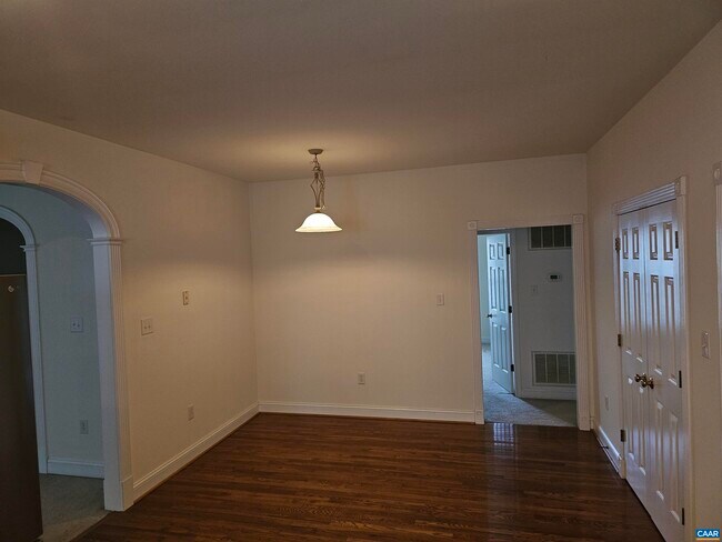 Building Photo - 134 Deerwood Dr