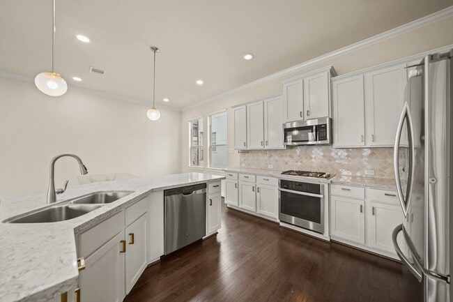 Building Photo - 2025 Cambridge Heights Pl