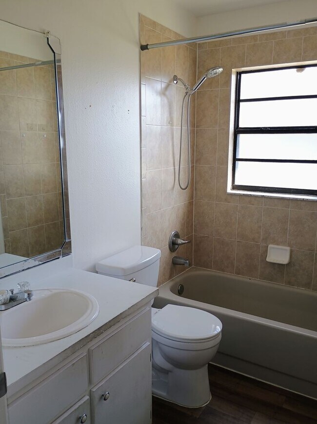 Building Photo - 3-bedroom 2-bathroom Pool House ?????? RENT