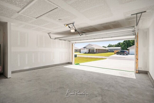 Building Photo - 5571 Hebron Rd