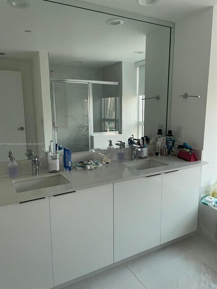 Building Photo - 950 Brickell Bay Dr