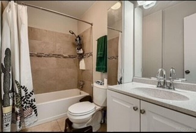 Building Photo - Spacious Townhome in Aurora