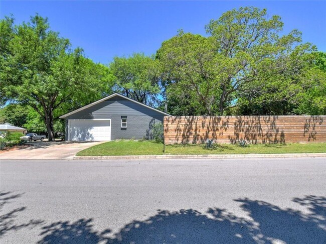 Building Photo - 6605 Clubway Ln