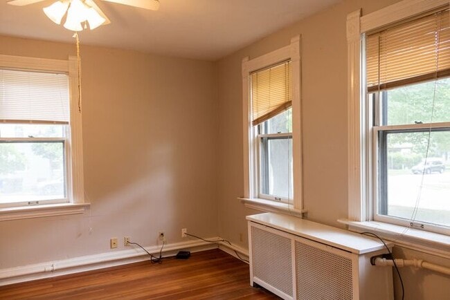Building Photo - $2,100 | 3 Bedroom, 2 Bathroom House | Pet...