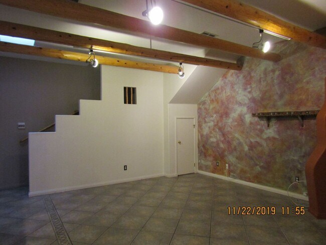 Building Photo - 701 Indian Hollow Rd
