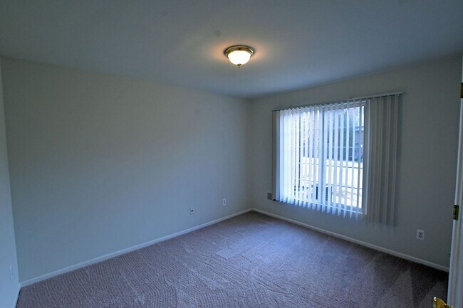 Building Photo - Shelby TWP 2-BR, 2-BA with Attached Garage...