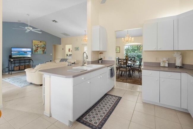 Building Photo - Cute and Cozy Furnished Family home on the Island..Available NOW. Reduced to $3,500/mo