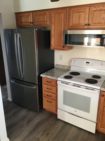 Kitchen, new refrigerator - 4685 Robb St