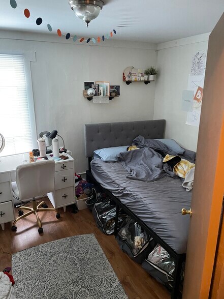 Building Photo - 21 S High St