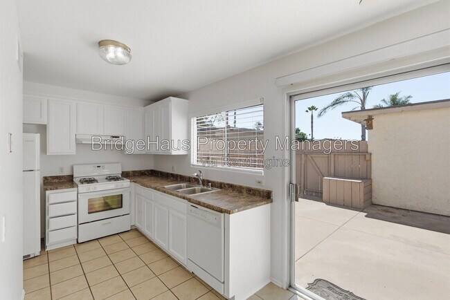 Building Photo - 3550 Sandpiper Pl