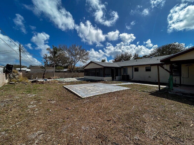 Building Photo - 325 NW Rebecca Ave