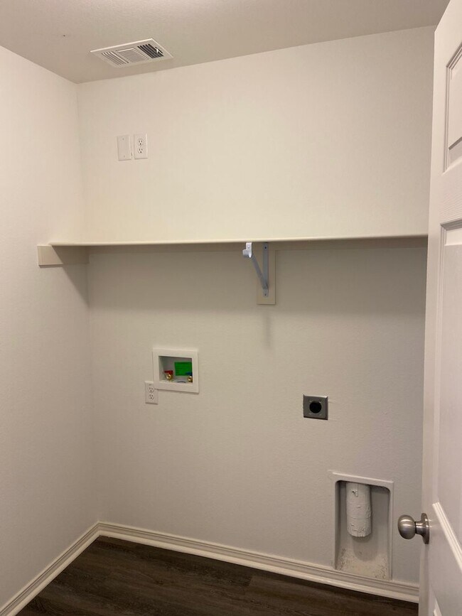 Building Photo - *Pre-leasing* Three Bedroom | Two Bathroom...