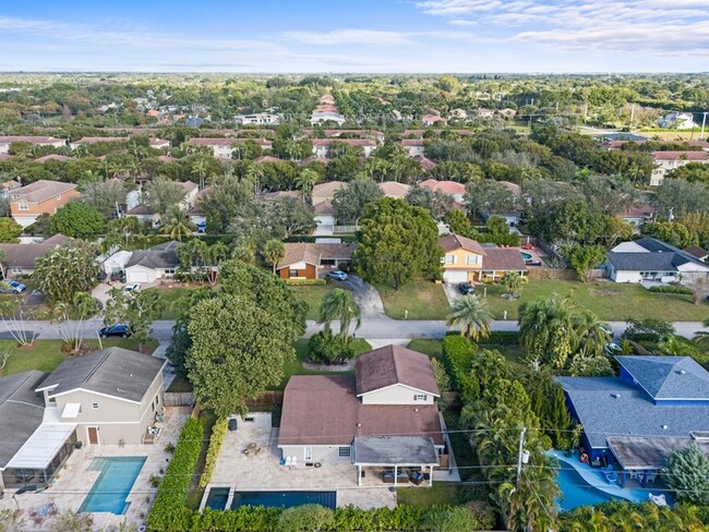 Building Photo - 4610 Pine Tree Dr