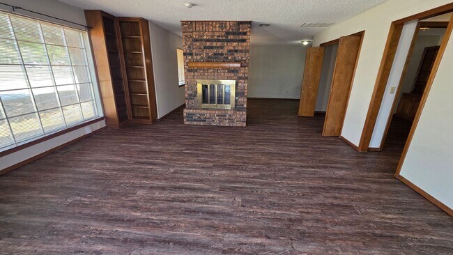 Building Photo - Wonderful 2 Bedroom Duplex in Bethany!  $1250 Per Month!