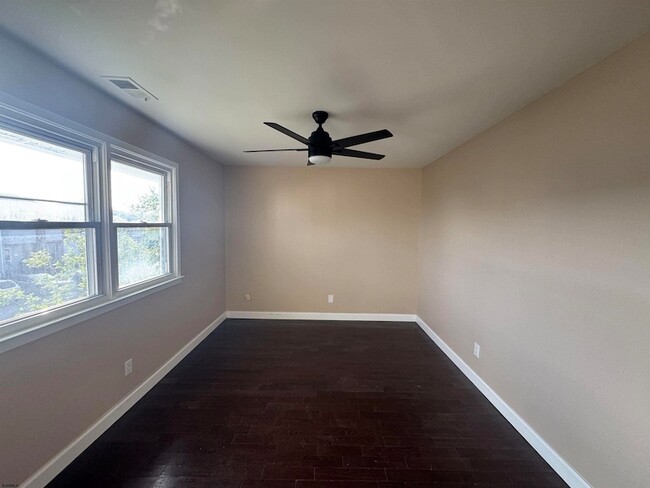 Building Photo - 352-354 Hampshire Drive Unit
