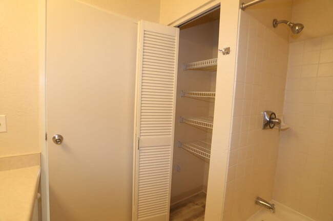 Building Photo - Kapolei - Aeloa Terrace - renovated ground...