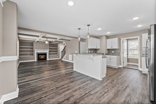 Building Photo - Pet Friendly Three Bedroom with Bonus!