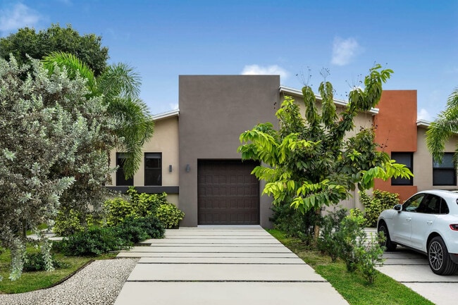 Building Photo - 826 SW 14th Ct