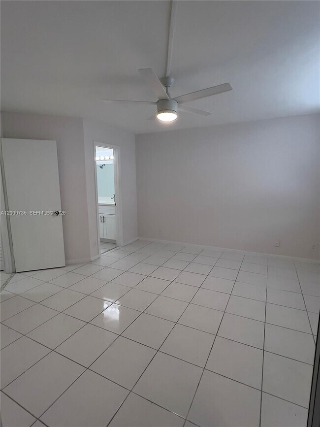 Building Photo - 216 Lake Pointe Dr