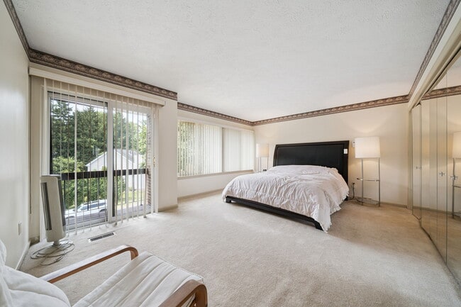 Building Photo - 804 Fairways Dr