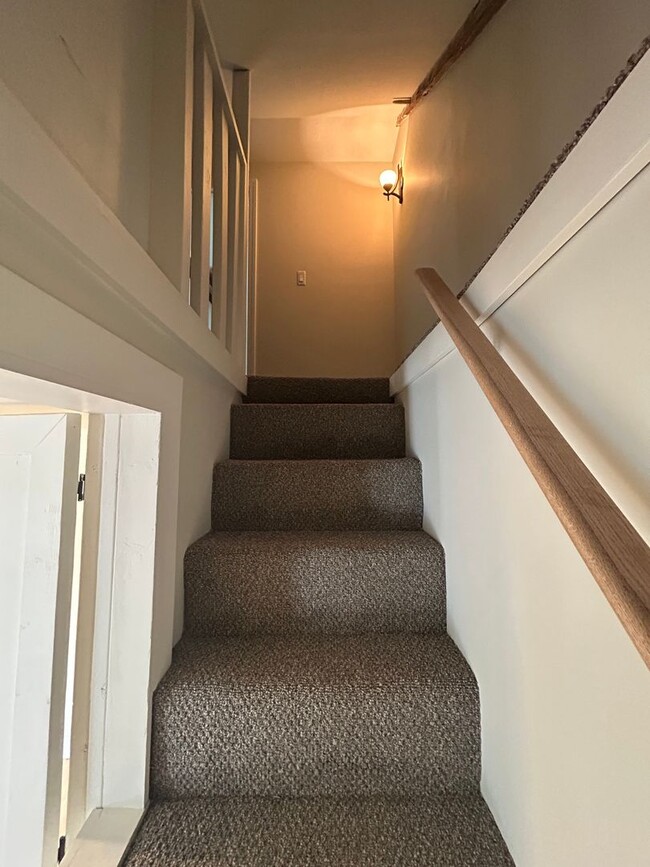 Building Photo - Beautiful renovated 5 bedroom 2.5 bath sin...
