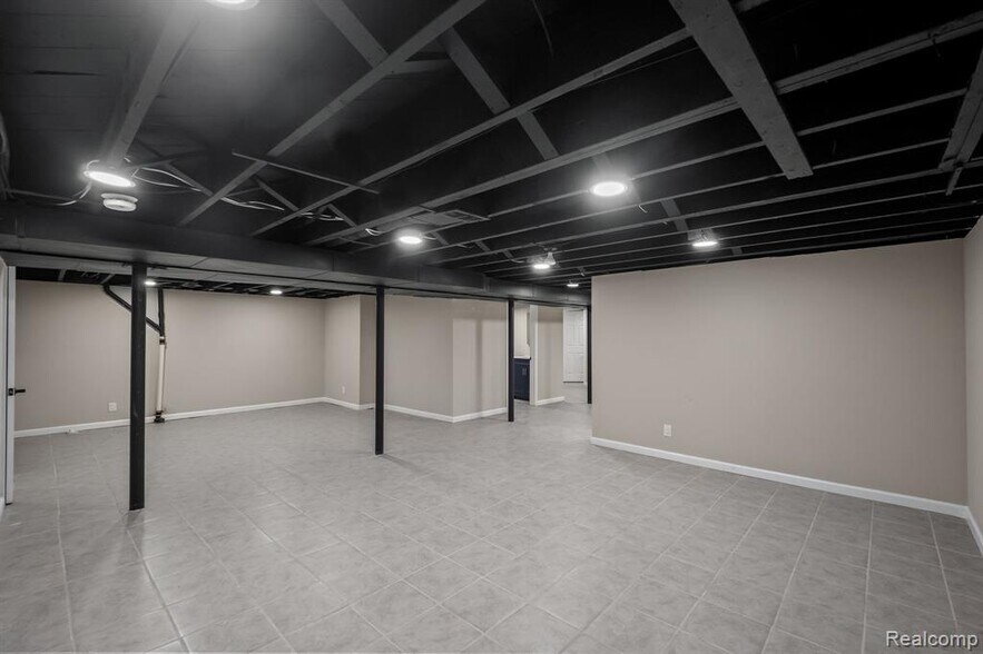 Building Photo - 4866 Walnut Lake Rd